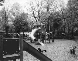 Im Mai 2002 stand auf dem Spielplatz in 'Klein Mexiko' an der gleichen Stelle schon ein Spielger&uuml;st mit Tunnelrutsche