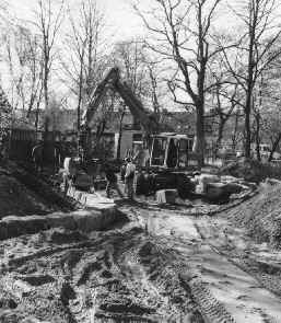 Im M&auml;rz 2002 hob der Bagger auf dem Spielplatz 'Klein Mexiko' noch Steine.