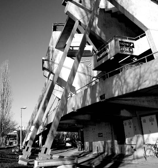 Bei einem Umbau des Weserstadions müssen große Betonteile abgestützt werden.