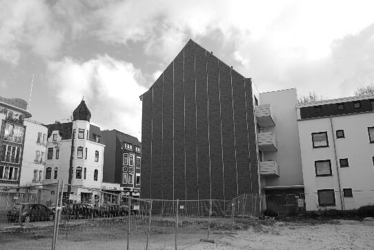 An dieser Stelle am Buntentorsteinweg stand einmal ein ziemlich heruntergekommenes Mietshaus mit Laubengängen.