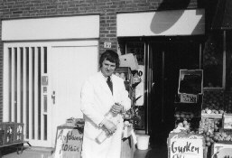 Heinz Ahlers vor dem Laden, 1966