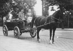 Kohlh&ouml;ker Hermann Ahlers auf dem Pferdewagen