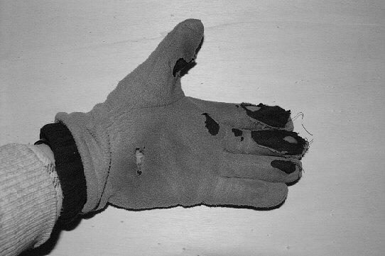 Handschuh, mit dem ich zwei Winter lang (ca. acht Monate) Zeitungen verteilt habe