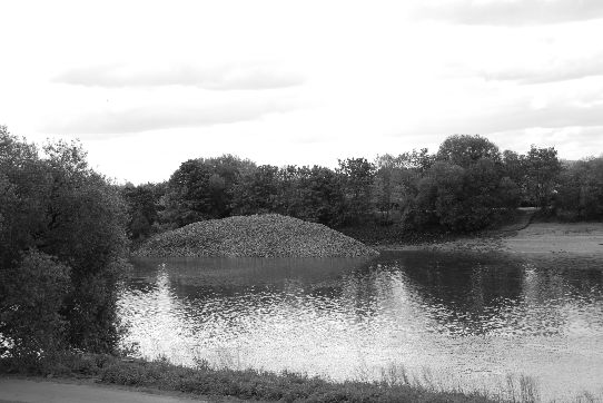 Blick auf den Hügel aus Schüttsteinen am linken Ufer der Weser