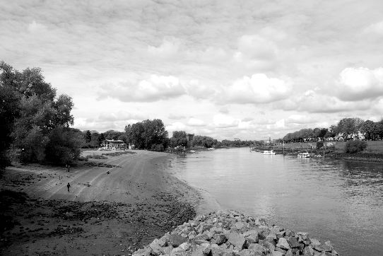 Blick von der Spitze des Hügels nach links über den ganzen benachbarten Strand und ein beträchtliches Stück der Weser im Innenstadtbereich