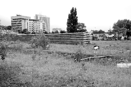Große Brachfläche nahe dem Bremer Hauptbahnhof: Blick auf das Südende der Brache mit Bahnschwellendepot und Bauwagensiedlung