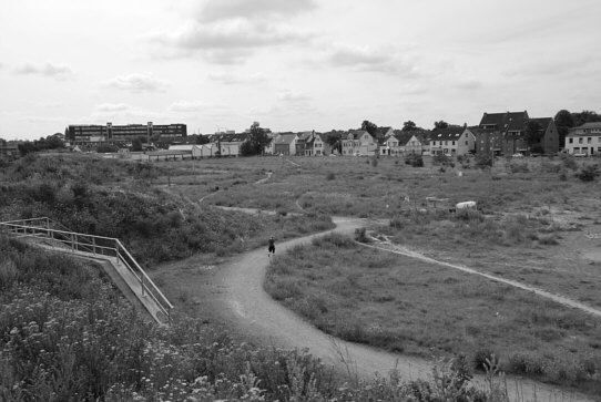 Blick über die Brache am Ende der Godehardstraße in Bremen, Hemelingen