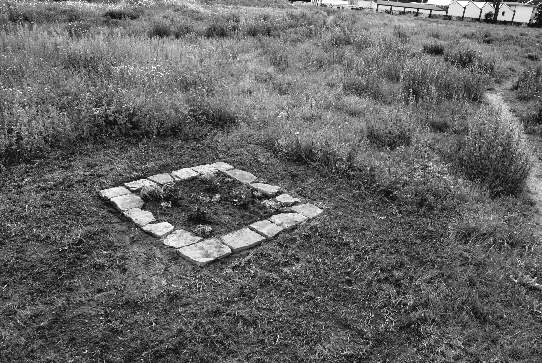 Blumenbeet angelegt, das mit Steinen umrahmt ist, auf der Brache am Ende der Godehardstraße in Bremen, Hemelingen