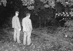 Gartenarbeiter und Kollege im Park, in dem Drogenkonsum und -handel stattfindet.