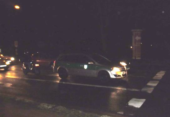 Szene vor einer Ampelkreuzung nahe Klein Mexiko mit vermeintlichem Polizeifahrzeug
