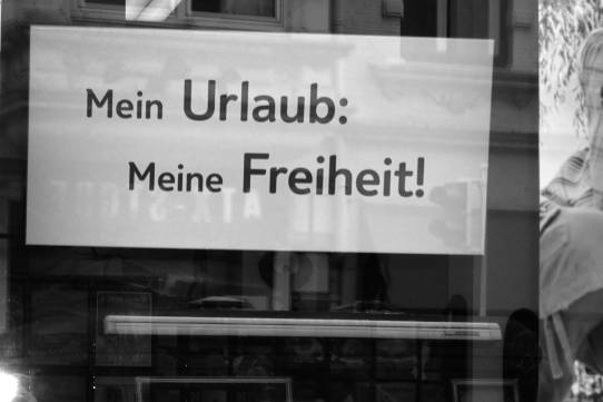Plakat im Fenster eines Reiseb&uuml;ros