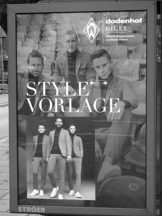 Gemeinsames Werbeplakat eines Fußballvereins, eines Kaufhauses und einer Modefirma 