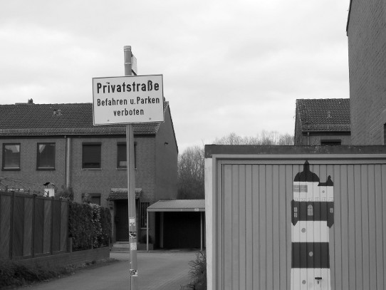 Schild 'Privatstraße Befahren u. Parken verboten'