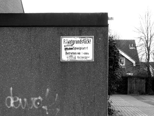 Schild 'Privatgrundstück! ... Spielplatz! Betreten verboten ... Die Eigentümer'