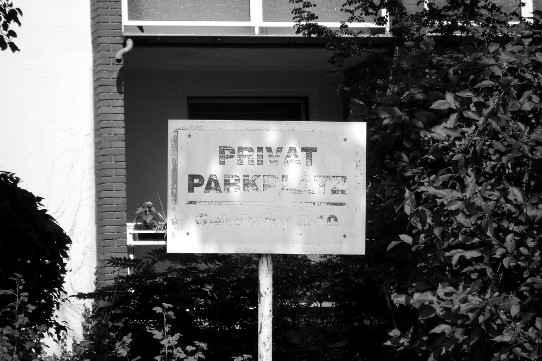 Schild 'Privatparkplatz ... '