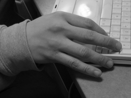 Hände, die eine Tastatur bedienen