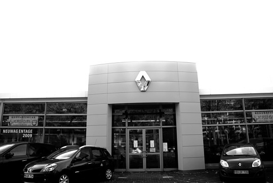 The entrance of this car dealership is surrounded by a big portal.