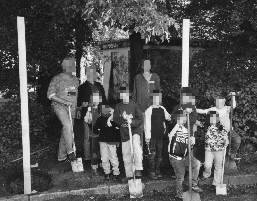 Ein Bauabschnitt am Eingang des Spielplatzes in Klein Mexiko wird von den kleinen 'HeldInnen der Arbeit' eingeweiht