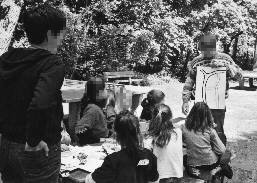 Erwachsene und Kinder be&auml;ugen kritisch den Stra&szlig;en-Bebauungsplan f&uuml;r den Vorplatz des Spielplatzes in Klein Mexiko