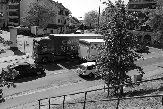 From the top of a bank you have a good view of the junction of Simon Bolivar Road (in the back) and Woltmershauser Road (in the front) in Bremen and perceive the traffic noise in an intense way.