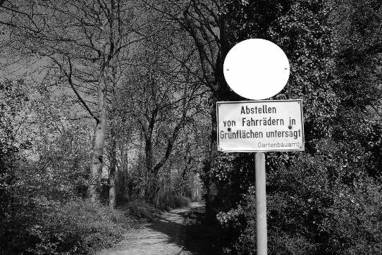 Verbotsschild in einem Park nahe einer großen Autofabrik in Bremen