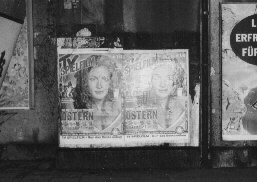Plakate in einer Eisenbahnunterf&uuml;hrung