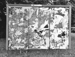 Plakatwand mit Papierresten