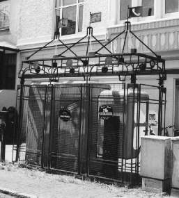 Ecke Pappelstra&szlig;e/ Delmestra&szlig;e: 'alte' Telefonzellen in Neojugendstil eingefa&szlig;t