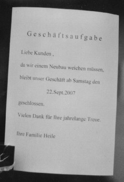 Zettel an der T&uuml;r des leerstehenden Gesch&auml;ftes