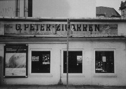 Historisches Firmenschild &uuml;ber den Fenstern des Gesch&auml;ftes