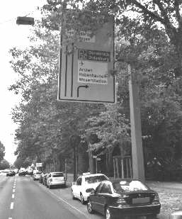 Vorwegweiser an der Bismarckstra&szlig;e