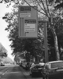 Vorwegweiser an der Bismarckstra&szlig;e