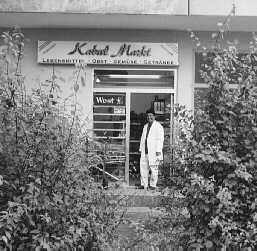 Assadullah Habib vor dem neuen K****-Markt