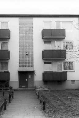 Eingangsbereich von benachbartem Wohnblock im Bremer Westen im Jahre 1999/ 2000