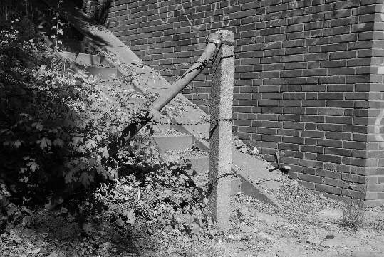 Zaun an einer Straßenbrücke