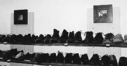 Schuhgesch&auml;ft im Viertel mit viel Holzdekor und Bildern