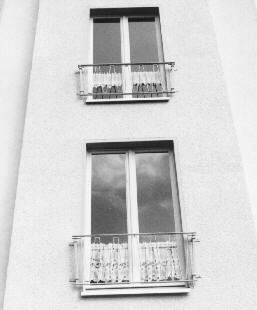 Im Hulsberg-Viertel in Bremen: Fenster eines Treppenhauses mit altert&uuml;mlichen Gardinen