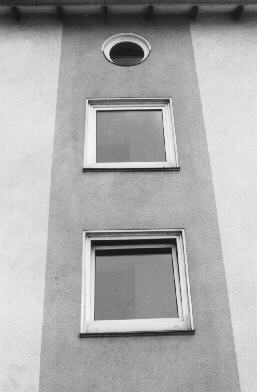 Im Hulsberg-Viertel in Bremen: Fenster eines Treppenhauses ohne Gardinen und Blumen