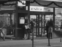 Eine junge Frau aus Rum&auml;nien spielt vor einem Verbrauchermarkt Akkordeon.