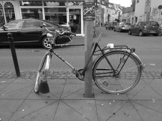 Schild 'Fahrrad abstellen verboten' mit abgestelltem Fahrrad'