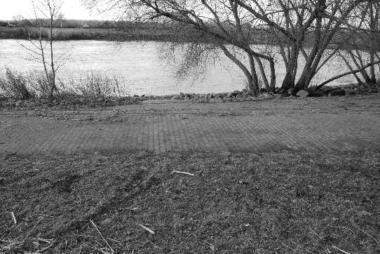 View from the outer embankment slope to the riverwalk and the Weser river