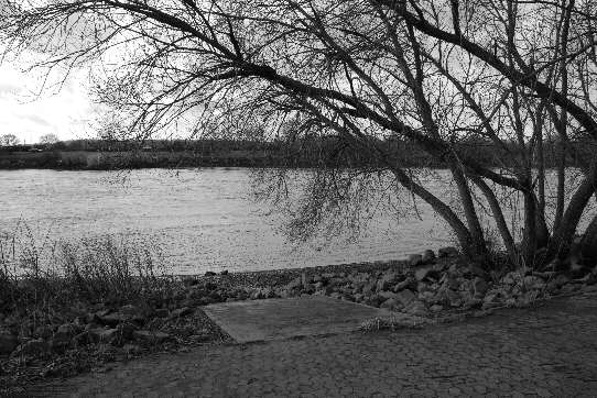 View from the riverwalk to the concrete ramp and the Weser river