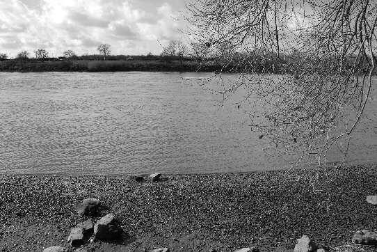 Blick vom Fuß der Betonrampe auf Strand und Weser