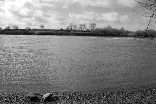 Blick vom Rand der Uferbefestigung auf Strand und Weser