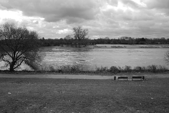 Blick von der Deichkrone auf die Uferpromenade und die Weser