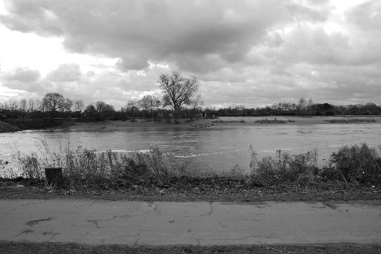 Blick von der Außenböschung auf die Uferpromenade und die Weser