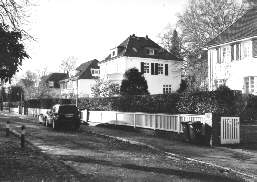 Wei&szlig;e Villen an der Stra&szlig;e 'Alten Eichen'