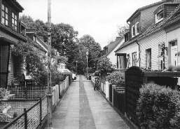 In den letzten Jahren ist vielen Bewohnern von Klein Mexiko in Bremen der Platz in den kleinen H&auml;usern zu eng geworden. Deshalb haben sie Dachausbauten vorgenommen und Fahrradschuppen in die kleinen Vorg&auml;rten gestellt.