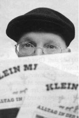 Jan Frey mit Exemplaren von Klein Mexiko in der Hand