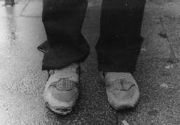 Schuhe eines Drogenabh&auml;ngigen